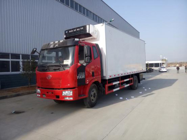 解放J6新款6.8米貨廂冷藏車(chē)