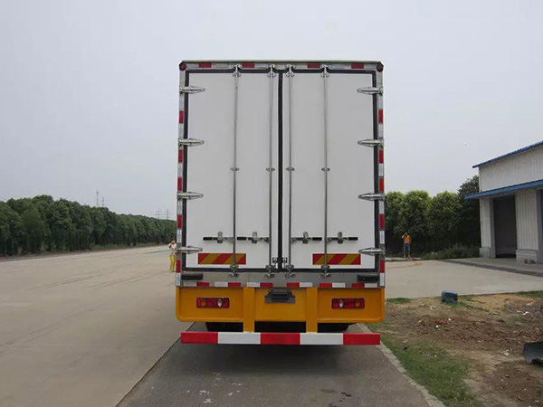 東風(fēng)天錦7.4米冷藏車(chē)