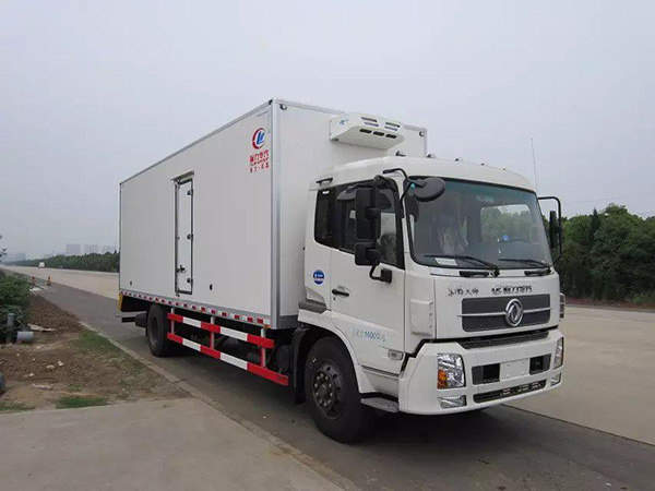 東風(fēng)天錦7.4米冷藏車(chē)