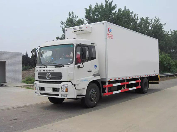 東風(fēng)天錦7.4米冷藏車(chē)