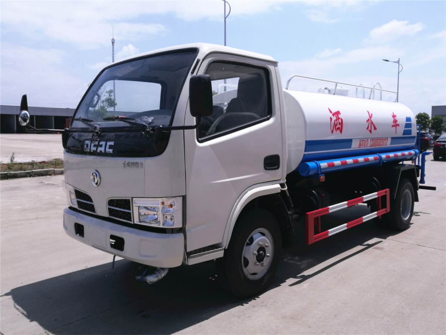 東風(fēng)福瑞卡5噸灑水車(chē)發(fā)車(chē)了