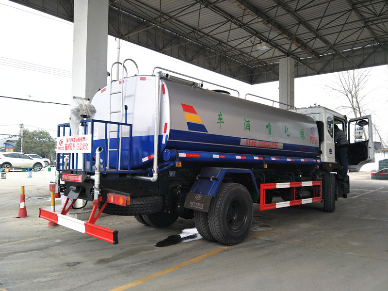 東風(fēng)T5新款灑水車(chē)