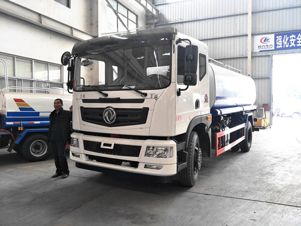 東風(fēng)T5新款灑水車(chē)
