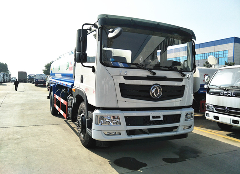 東風(fēng)T5新款灑水車(chē)