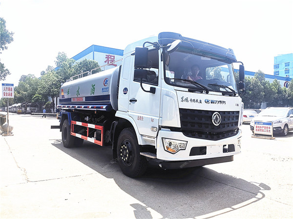 康明斯灑水車多少錢，東風12噸14噸康明斯灑水車參數(shù)表