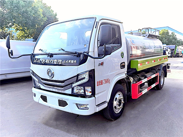 東風(fēng)多利卡D6新款灑水車