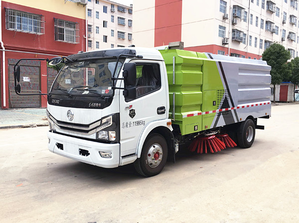 東風(fēng)多利卡8方掃路車(chē)