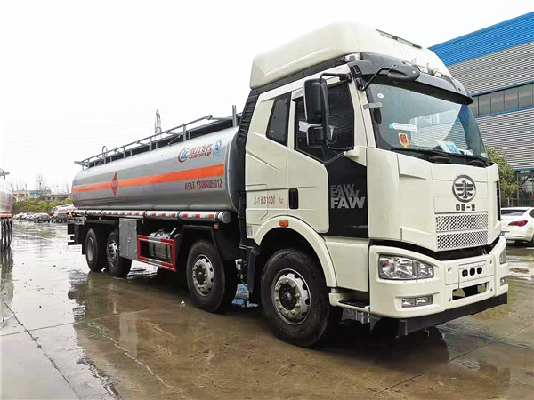 26方運(yùn)油車，解放前四后六運(yùn)油車發(fā)車到遼寧大連