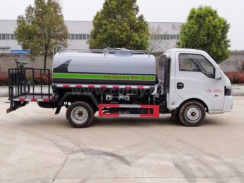 東風(fēng)途逸藍(lán)牌灑水車