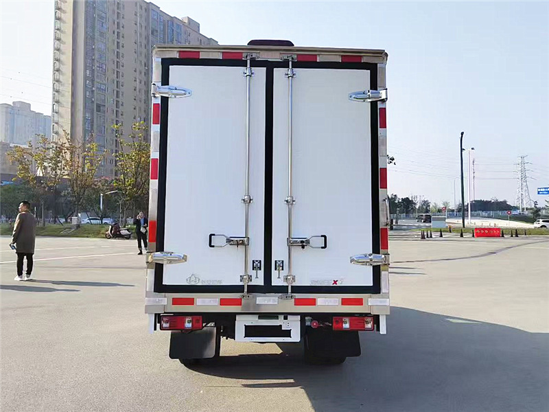 長(zhǎng)安跨越X1后雙輪冷藏車