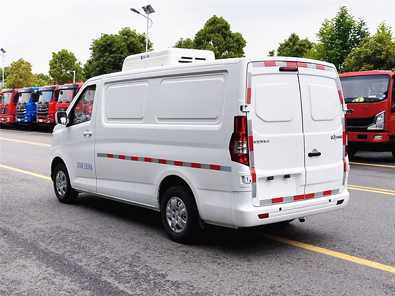 長(zhǎng)安睿行EM80純電冷藏車(chē)